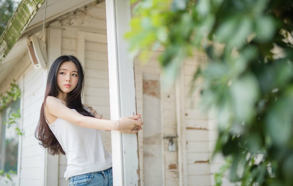 “幼常，蜀中对主公来说，太重要了，一旦输了蜀中，这天下……呵呵……”说到最后，诸葛亮悠悠的叹了口气，这种话，也只能跟马谡说说，其他人，诸葛亮不敢说，也不能说，太打击士气了。